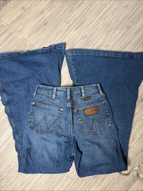 Wrangler Women's Blue Denim Jeans - Flared Fit Size 26x32
